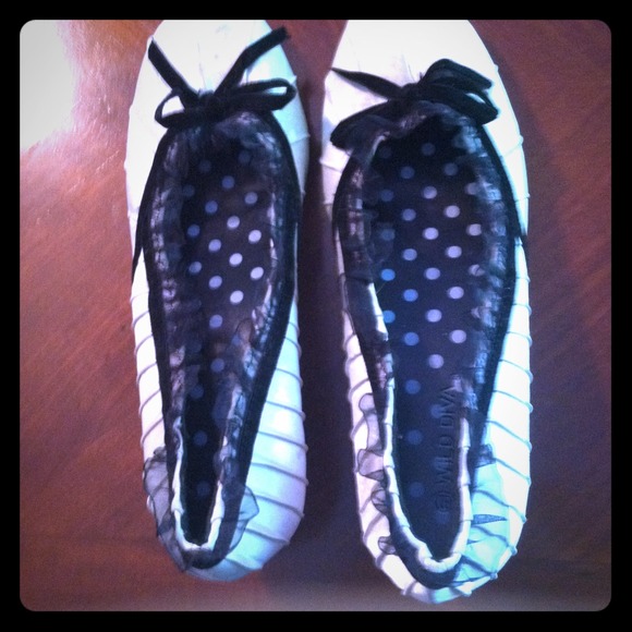 Black and white frilly flats.
