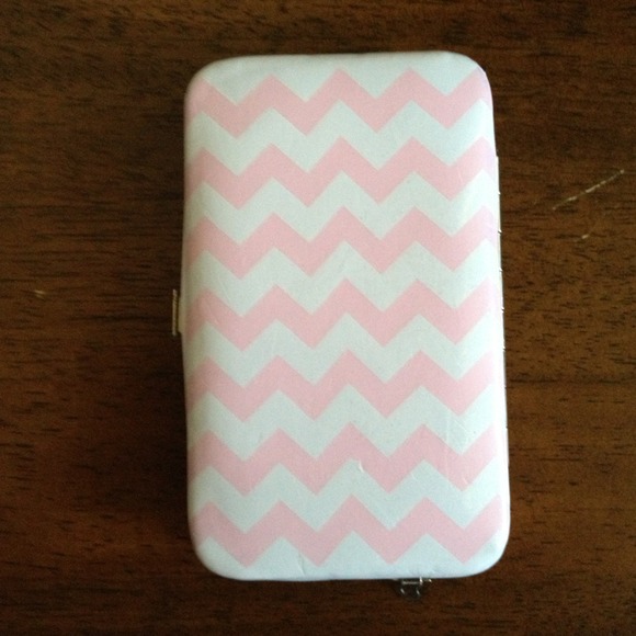 ☀HOLD for @diana25☀iPhone 4S holder ➕