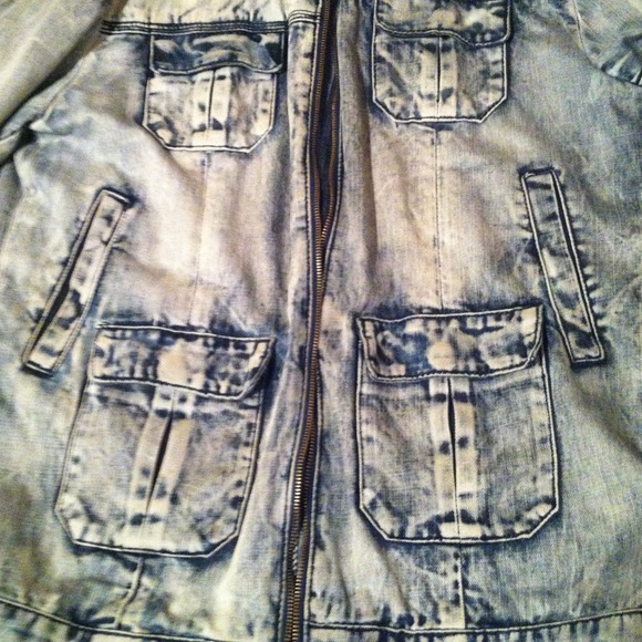 Fully bleached jean jacket; Denim - Picture 3 of 3