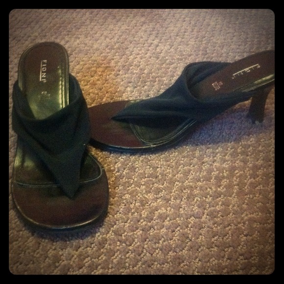 Fioni black heel flip flops size 5 1/2