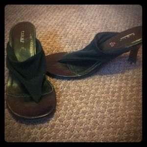 Fioni black heel flip flops size 5 1/2