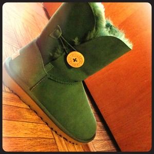 Ugg Bailey button evergreen boots size 6