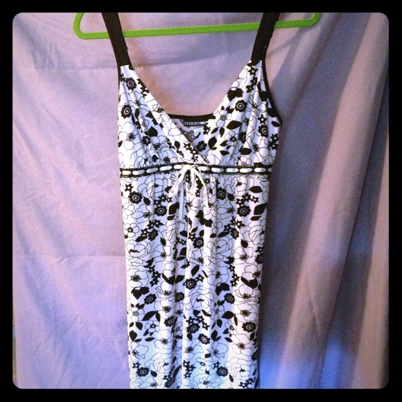 A flower print Studio Donatella dress.