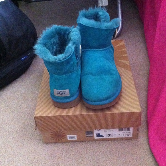 🚫RESERVED🚫 Ugg mini bailey button boots