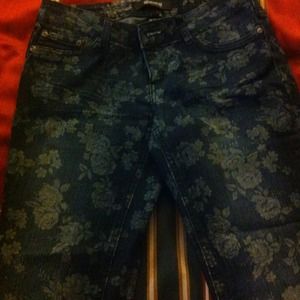 Jeans with white flowers