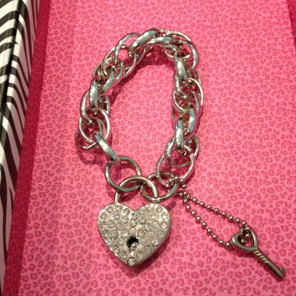 Cute heart & key bracelet
