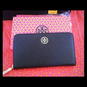 ❌SOLD❌💯Authentic Tory Burch Robinson Zip Wallet