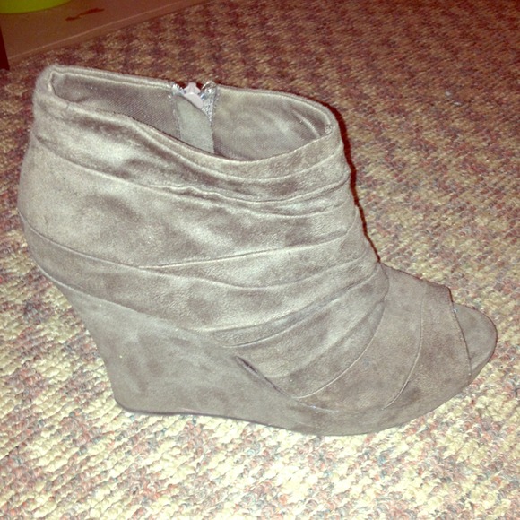 Gray open-toe bootie