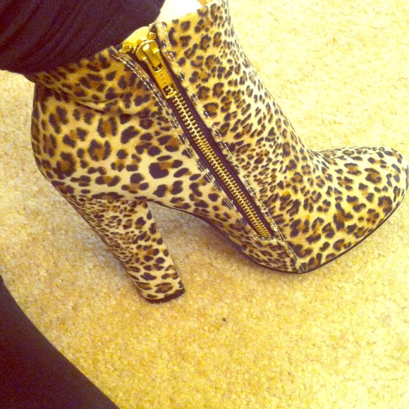 Leopard boots with high heel!