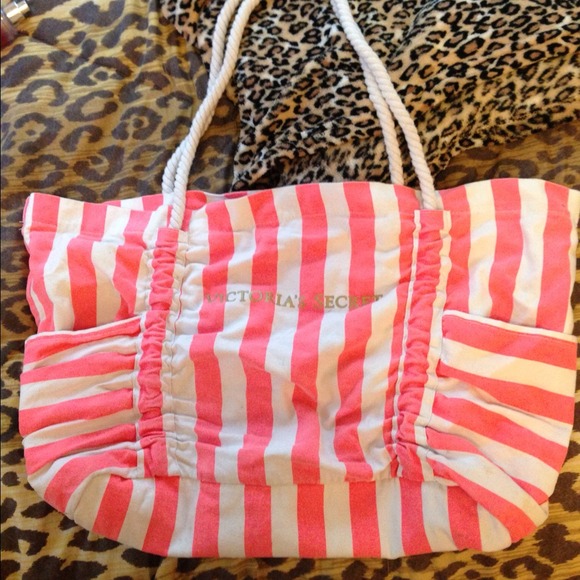 TRADED👌👌👌👌👌Vs coral striped tote