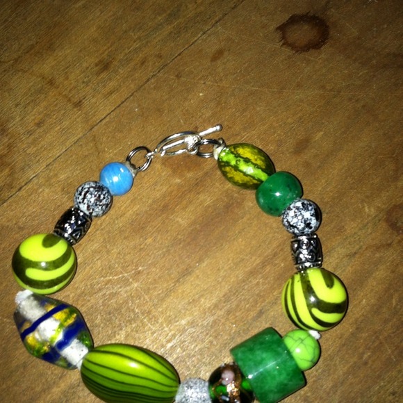 Toggle clasp green bracelet. - Picture 1 of 1