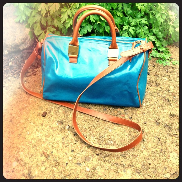 Simply Vera. Vera Wang. Blue Cross-body bag.