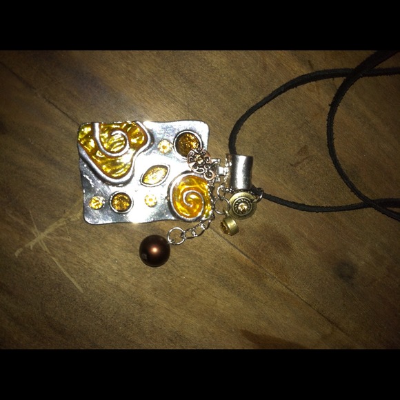 Pendant and charm necklace. - Picture 1 of 1