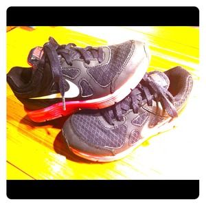 Nike tennis shoes little girls