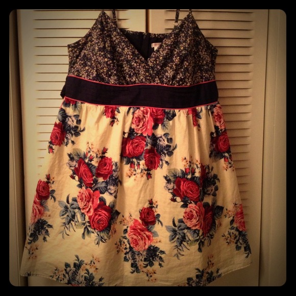 3 dresses, two tanks bundled.