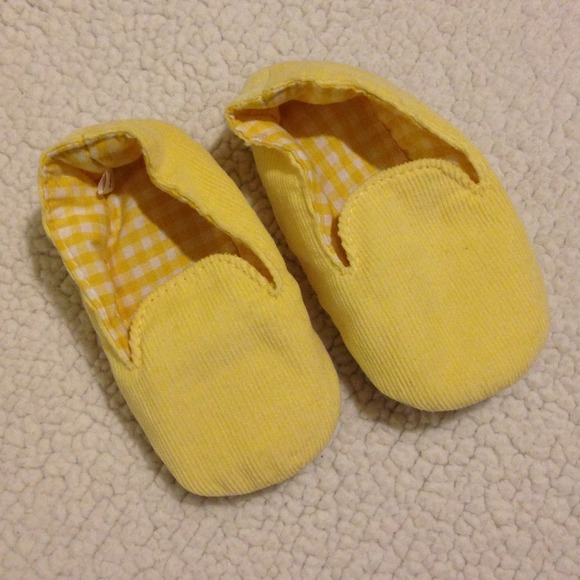 Newborn canary yellow girl's shoes - Picture 1 of 4