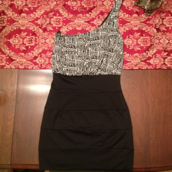 Forever 21 one shoulder strap fitted dress