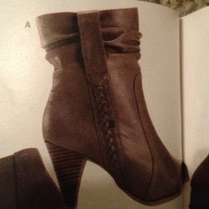 Urban Chic Cushion Walk Bootie size 7