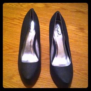 Black pumps 5 1/2 inches