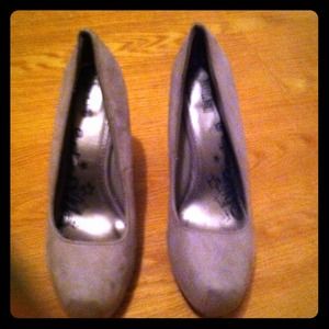 Grey thick heel pumps