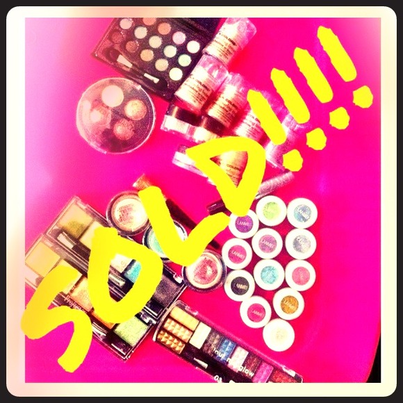 ‼️SOLD‼️Bundle of Eye Shadows + 2 bottles of 💅