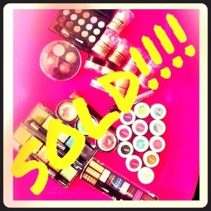 ‼️SOLD‼️Bundle of Eye Shadows + 2 bottles of 💅