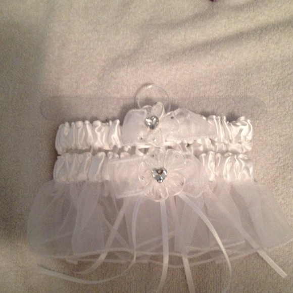 Set of 2 garters.