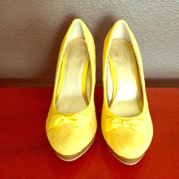 Quilted Yellow Pumps 4 inch heels sz 8.5