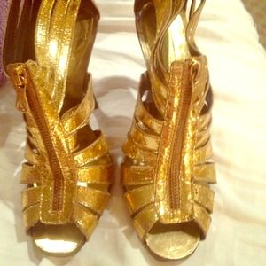 BCBG MAX gold heels size 7 zipper