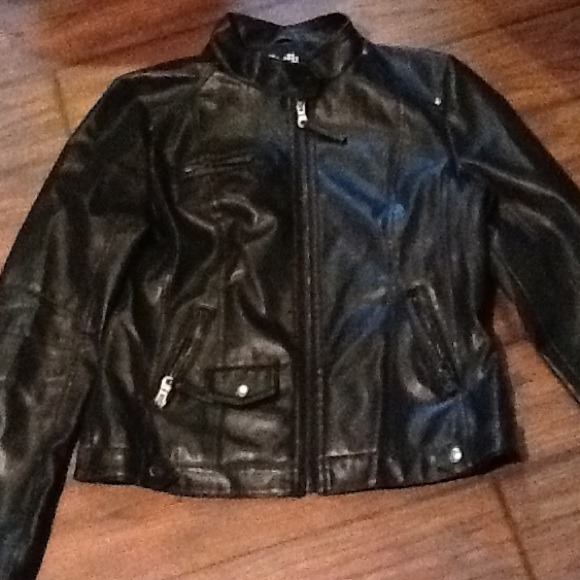 hold$$$Black Biker Jacket size Medium