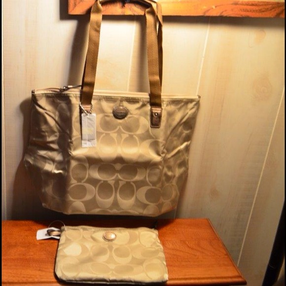 Coach Bags - π₯NWT Coach SigNature Nylon Packable Weekender π₯ Coach Bags - π₯NWT Coach SigNature Nylon Packable Weekender π₯