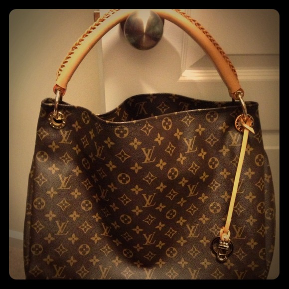 🔴RESERVED🔴 Louis Vuitton Artsy MM