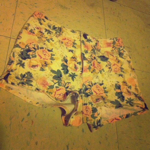 Floral high waisted shorts - Picture 1 of 3