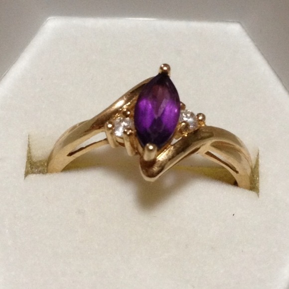 10 kt gold ring with amethyst and diamonds.