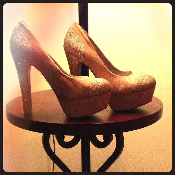 Glitter toe & heel pumps in nude and gold