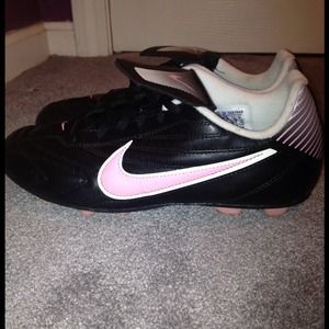 REDUCED🎉 Pink, black, and white soccer cleats