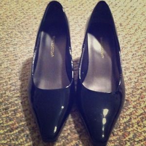 Black pointy pumps