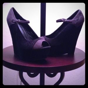 Black & gray peep toe wedge with strap