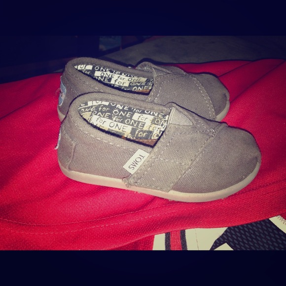 🚫Sold🚫Grey toms for toddler.. 😍