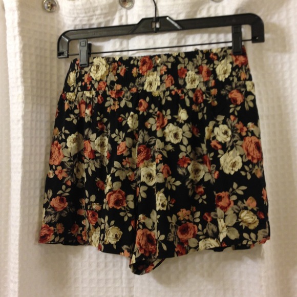 Flower Patterned Flowey Shorts. - Picture 2 of 4