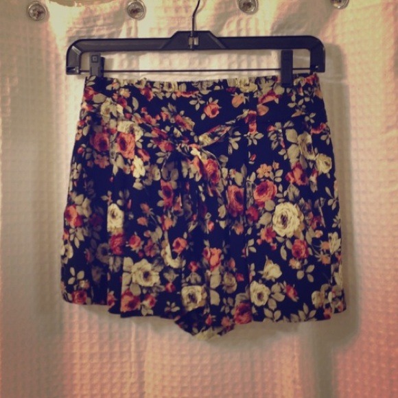 Flower Patterned Flowey Shorts. - Picture 4 of 4
