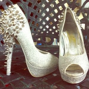 Size 5 1/2 shoe ... Worn once ... Good condition.