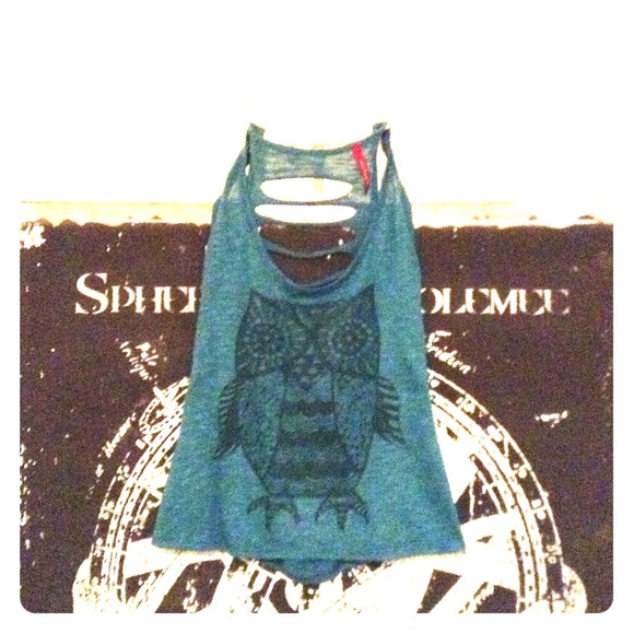 Hi-lo cropped owl tank with c-rips down the back