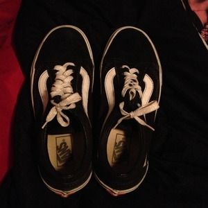 Black/white vans
