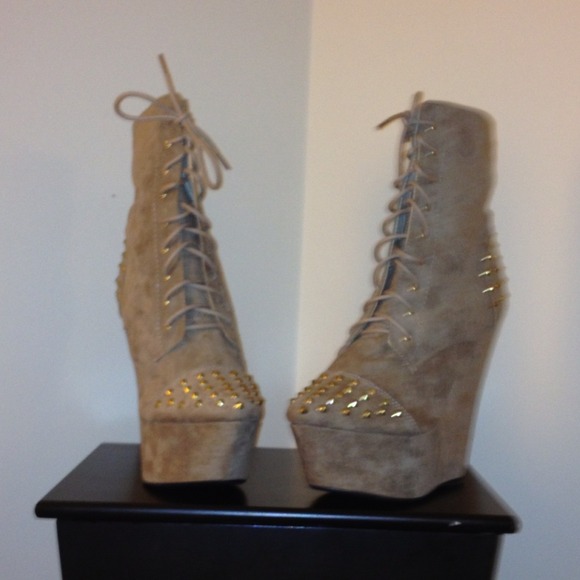 New Suede and Gold Studded Boots - Picture 3 of 3