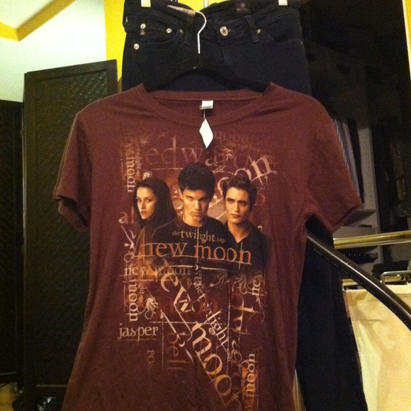 The twilight saga new moon shirt (: