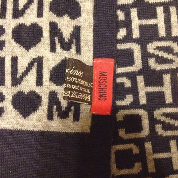 Authentic Moschino wool scarf - Picture 2 of 4