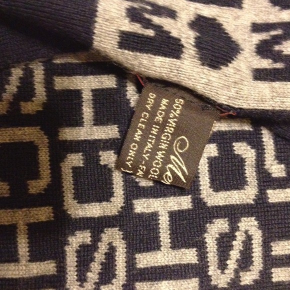 Authentic Moschino wool scarf - Picture 3 of 4