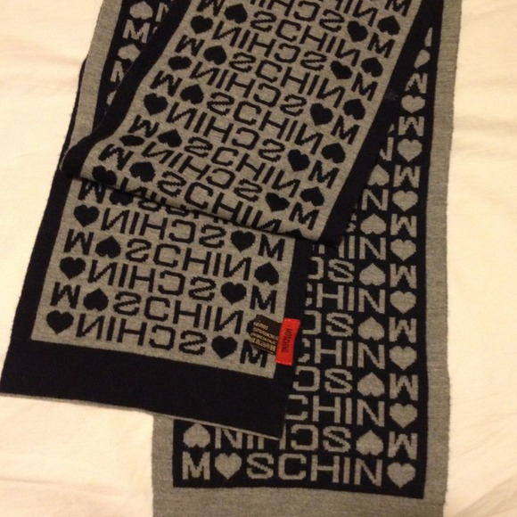 Authentic Moschino wool scarf - Picture 4 of 4