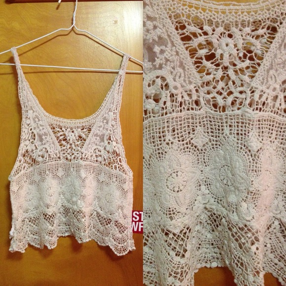 ⛔SOLD in a bundle⛔ Pretty lace crop tank